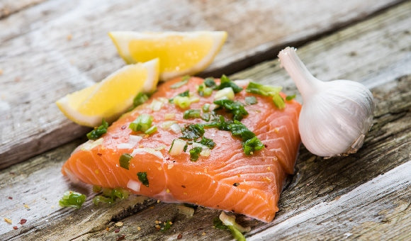blood thinning foods, salmon, garlic